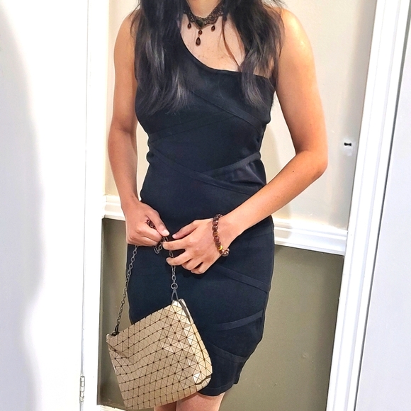 Black off-shoulder body-hugging dress - Picture 2 of 4